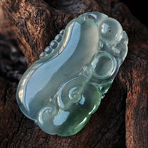 秀麗絕俗緬甸天然冰種翡翠福瓜掛件圖